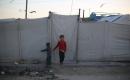 يقضي الفلسطينيون النازحون وقتهم على شاطئ غرب مدينة غزة، في الأول من مايو/أيار 2026، بحثًا عن متنفس من ظروف معيشية قاسية. يلجأ السكان إلى البحر كمتنفس من ضغوط الحياة اليومية(صورة: عمر أشتوي)