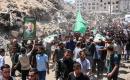 فلسطينيون يحملون جثمان محمد عودة القائد في الجناح العسكري لحركة «حماس» خلال جنازته بمدينة غزة 27 مايو 2026 (أ.ف.ب)...jpeg
