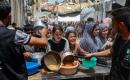 مدينة غزة 18 مايو 2026 (شينخوا) في الصورة الملتقطة يوم 18 مايو 2026، فلسطينيون يتلقون طعاما مجانيا من مطبخ مجتمعي في مدينة ...JPG