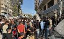 فلسطينيون يتجمعون في موقع غارة جوية إسرائيلية استهدفت مركبة في شارع الشهداء بمدينة غزة، يوم 19 مايو/أيار 2026، وأسفرت، بحسب مصادر محلية، عن استشهاد شخص وإصابة آخرين. تصوير: عمر أشتوي