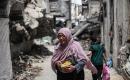 تجمع فلسطينيون نازحون، بينهم نساء وأطفال، لتلقي وجبات طعام من مطبخ خيري في مخيم البريج للاجئين وسط قطاع غزة، في 15 مايو/أيار 2026.(صورة: معز صالحي)