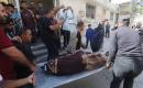 يُصلي المشيعون خلال جنازة فلسطينيين قُتلوا اليوم في غارة إسرائيلية، بحسب مسعفين، في مستشفى الشفاء بمدينة غزة، 16 مايو/أيار 2026. صورة: بلال أسامة