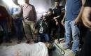 ينوح فلسطينيون على جثمان رجل في مستشفى الشفاء بمدينة غزة، في 9 أيار/ مايو 2026، بعد استشهاده إثر استهداف طائرة مسيرة إسرائيلية دراجة كهربائية كان يستقلها شمال المدينة، بحسب تقارير محلية.  تصوير: بلال أسامة