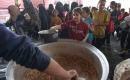 فلسطينيون نازحون، بينهم نساء وأطفال، يتجمعون لتلقي وجبات طعام من مطبخ خيري في مخيم النصيرات للاجئين وسط قطاع غزة، في 21 مايو/أيار 2026. الصورة: رمزي أبو عامر.