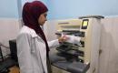 أطباء فلسطينيون يواصلون علاج وتشخيص المرضى والجرحى بإمكانيات محدودة في مجمع ناصر الطبي بخان يونس، جنوب قطاع غزة، في 20 أيار/ مايو 2026، وسط تحذيرات من تعطل معظم أجهزة التصوير الطبي ونقص أدوات التشخيص الأساسية.  تصوير: طارق محمد.