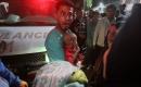 فلسطينيون ينقلون جرحى وقتلى إلى مستشفى الشفاء عقب غارة جوية إسرائيلية استهدفت مبنى سكنياً في حي الرمال بمدينة غزة، في 15 مايو/أيار 2026. وأسفرت الغارة عن سقوط ضحايا، بحسب معلومات محلية. صورة: بلال أسامة.