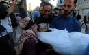 فلسطينيون ينعون جثمان شاب استشهد في غارة جوية إسرائيلية بطائرة مسيّرة استهدفت مجموعة من المدنيين شرق مدينة غزة، في 22 أيار/مايو 2026. وبحسب مصادر محلية، أسفرت الغارة عن استشهاد فلسطيني وإصابة آخرين. تصوير: بلال أسامة.