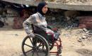 أسيل بطاح فتاة فلسطينية فقدت ساقيها وجميع أفراد أسرتها تعيش ظروف قاسية بين أنقاض مبنى مدمر بمخيم النصيرات وسط قطاع غزة، تأمل  استكمال علاجها الطبي، والحصول على أطراف صناعية، 3 مايو/أيار 2026. (صورة: يوسف أبو وطفة)