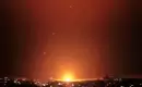 تصاعد النيران بعد غارة جوية استهدفت فرع أمن الدولة سابقا في شهبا بالسويداء (الجزيرة).webp