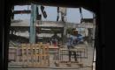طلاب فلسطينيون يجلسون على مقاعد دراسية مصنوعة من الخشب المُعاد تدويره داخل مدرسة مدمّرة في مخيم البريج للاجئين وسط قطاع غزة، في 13 مايو/أيار 2026.  تصوير: حسن الجديدي
