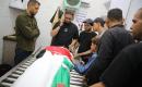 يحمل المشيعون جثمان الفلسطيني سالم قريقع خلال جنازته في مدينة غزة، قطاع غزة، في 30 مايو/أيار 2026. قُتل قريقع في غارة جوية إسرائيلية استهدفت حي الرمال في مدينة غزة أمس. صورة: عمر أشتوي