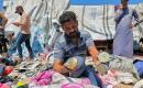 يتفقد فلسطينيون موقع غارة إسرائيلية استهدفت مخيم الغيث في مواسي خان يونس جنوب قطاع غزة في 25 مايو/أيار 2026.  صورة: طارق محمد