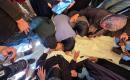 ودّع المشيّعون جثماني فلسطينيين اثنين في مستشفى ناصر بخان يونس، جنوب قطاع غزة، في 3 مايو/أيار 2026. وقد قُتلا في غارة جوية إسرائيلية على خان يونس. صورة: طارق محمد