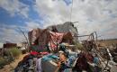 يقضي فلسطينيون نازحون يومهم داخل خيام مهترئة نُصبت بين أنقاض المباني المدمرة في دير البلح وسط قطاع غزة، يوم الإثنين 11 مايو/أيار 2026، في ظل أوضاع إنسانية قاسية وانهيار واسع في مقومات الحياة الأساسية.  (صورة: حسن الجديدي)