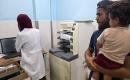 أطباء فلسطينيون يواصلون علاج وتشخيص المرضى والجرحى بإمكانيات محدودة في مجمع ناصر الطبي بخان يونس، جنوب قطاع غزة، في 20 أيار/ مايو 2026، وسط تحذيرات من تعطل معظم أجهزة التصوير الطبي ونقص أدوات التشخيص الأساسية.  تصوير: طارق محمد.