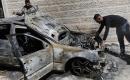 فلسطينيون يتفقدون مركبات وممتلكات أُحرقت وتضررت في هجوم لمستوطنين إسرائيليين خلال الليل في بلدة حلحول، شمال الخليل بالضفة الغربية المحتلة، في 20 أيار/ مايو 2026. تصوير: مأمون وزواز.