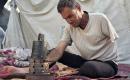 الفلسطيني محمد النواجة، الذي بُترت يده اليسرى في غارة إسرائيلية أثناء فراره من النزوح، يجلس داخل خيمة مهترئة في خان يونس جنوب قطاع غزة، في 18 مايو/أيار 2026، آملاً في الحصول على علاج خارج القطاع وطرف صناعي يساعده على مواصلة حياته. الصورة: طارق محمد
