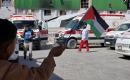 يغادر مرضى وجرحى فلسطينيون، برفقة ذويهم، مقر الهلال الأحمر الفلسطيني في خان يونس جنوب قطاع غزة في 10 مايو/أيار 2026، متجهين نحو معبر رفح لتلقي العلاج في الخارج. (صورة: طارق )