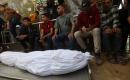 ودّع فلسطينيون، في مستشفى الشفاء بمدينة غزة، في 17 أيار/ مايو 2026، جثامين ثلاثة شهداء ارتقوا في غارتين إسرائيليتين منفصلتين مساء اليوم السابق، وسط أجواء من الحزن والغضب.تصوير: بلال أسامة