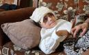 الطفلة الفلسطينية رفيف أبو سيدو (5 سنوات) تعاني التهابات حادة في المثانة واختلال في وظائف الكلى، بينما تنتظر الحصول على تشخيص طبي دقيق داخل أحد مستشفيات جنوب قطاع غزة، في ظل تدهور المنظومة الصحية ونقص الأجهزة والمستلزمات الطبية.تصوير صورة: طارق محمد