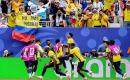 لاعبو الإكوادور يحتفلون بالهدف الثاني في مرمى ألمانيا (Gettyimages).jpg
