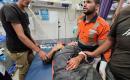 وصل جرحى فلسطينيون إلى مجمع ناصر الطبي في خان يونس، جنوب قطاع غزة، بعد غارة جوية إسرائيلية استهدفت خيمة في منطقة المواصي، 21 يونيو/حزيران 2026. صورة: طارق محمد