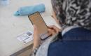 طلاب فلسطينيون نازحون يؤدون امتحان الثانوية العامة الإلكتروني داخل مخيم مزود بخدمة الإنترنت في مدينة غزة. صورة: بلال أسامة.