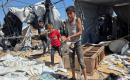نازحون فلسطينيون يتفقدون الأضرار التي لحقت بخيامهم في منطقة مواصي خان يونس، جنوب قطاع غزة، عقب غارة إسرائيلية استهدفت المنطقة. تصوير: طارق محمد