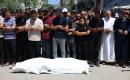 شارك فلسطينيون في جنازة الشرطي منصور سامي شحتوت في مخيم النصيرات للاجئين وسط قطاع غزة، في 27 يونيو/حزيران 2026. صورة: حسن الجدي