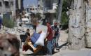 فلسطينيون يحملون أمتعتهم أثناء فرارهم من منطقة الصنافور في حي التفاح شرق مدينة غزة، عقب تقدم الآليات العسكرية الإسرائيلية. تصوير: هادي داود