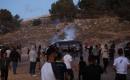 فلسطينيون يركضون للاحتماء بعد إطلاق قوات الاحتلال الإسرائيلي قنابل الغاز المسيل للدموع باتجاه زوار منطقة برك سليمان التاريخية، جنوب بيت لحم 12 يونيو/حزيران 2026. تصوير: مأمون وزوز