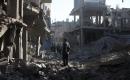 فلسطينيون يزيلون أنقاض مبنى دمره غارة جوية إسرائيلية على مخيم المغازي للاجئين وسط قطاع غزة، الجمعة 12 يونيو/حزيران 2026. صورة: معز صالحي