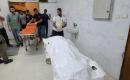 نقل جثماني شهيدين وعدد من الجرحى إلى مجمع ناصر الطبي في خان يونس، عقب غارة إسرائيلية استهدفت خيمة قرب شاطئ المدينة جنوبي قطاع غزة. تصوير: طارق محمد