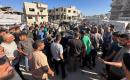 تجمّع فلسطينيون في موقع غارة إسرائيلية استهدفت مركبة قرب شارع اللبابيدي غرب مدينة غزة، في 7 يونيو/حزيران 2026. وبحسب مصادر محلية، أسفرت الغارة عن استشهاد أربعة فلسطينيين وإصابة آخرين. (صورة: ميكائيل بهار)