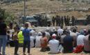 فلسطينيون يؤدون صلاة الجمعة في أراضٍ مهددة بالاستيلاء في قرية إذنا غرب الخليل بالضفة الغربية، الجمعة 12 يونيو/حزيران 2026.تصوير: مأمون وزواز
