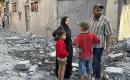 يتفقد فلسطينيون الأضرار التي لحقت بمنازلهم عقب غارة جوية إسرائيلية استهدفت منزل فؤاد أبو عشبة في مخيم المغازي للاجئين وسط قطاع غزة، في 7 يونيو/حزيران 2026. دُمّر المنزل المستهدف بالكامل، بينما لحقت أضرار جسيمة بالمنازل المجاورة. (صورة: أحمد إبراهيم)