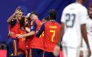 لاعبو إسبانيا يحتفلون بالهدف الرابع (Getty Images).jpg