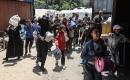 تجمع فلسطينيون نازحون لتلقي وجبات مجانية وزعتها إحدى المنظمات الخيرية في مخيم النصيرات للاجئين وسط قطاع غزة، في 6 يونيو/حزيران 2026.(صورة: معز صالحي)