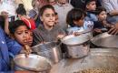 نازحون فلسطينيون يتجمعون لتلقي وجبات مجانية في مخيم النصيرات وسط قطاع غزة، حيث تتفاقم أزمة الغذاء مع تراجع عمليات الإغاثة، في 6 يونيو/حزيران 2026. صورة: معز صالحي.