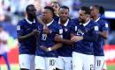مبابي يحتفل مع زملائه بهدفه الثاني والثالث لمنتخب بلاده (Gettyimages).jpg