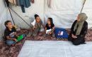 الفلسطينية سماهر الهسي تعيش مع بناتها الخمس في ظروف قاسية داخل خيمة بمنطقة المواصي غرب خان يونس، جنوب قطاع غزة، 29 يونيو/حزيران 2026.صورة: طارق محمد