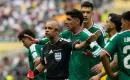 يحتج لاعبو المنتخب المكسيكي لدى الحكم البرازيلي ويلتون سامبايو بعد إشهاره البطاقة الحمراء في وجه المدافع سيزار مونتيس (أ.ب).webp