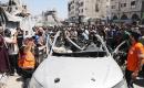 تجمع فلسطينيون وعناصر من الدفاع المدني حول مركبة مدمرة استُهدفت في غارة جوية إسرائيلية على مدينة غزة، في 18 يونيو/حزيران 2026.صورة: بلال أسامة
