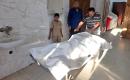 وصلت جثامين فلسطينيين اثنين وعدة جرحى إلى مجمع ناصر الطبي في خان يونس، جنوب قطاع غزة، بعد غارة جوية إسرائيلية بطائرة مسيرة، في 30 يونيو/حزيران 2026. (صورة: طارق محمد)