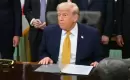 الرئيس الأمريكي دونالد ترمب يتحدث قبل توقيع أمر تنفيذي في المكتب البيضاوي بالبيت الأبيض في واشنطن العاصمة، اليوم (الفرنسية).webp