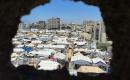 خيام تؤوي نازحين فلسطينيين وسط أنقاض المباني المدمرة والاكتظاظ في منطقة المقوسي شمال غرب مدينة غزة. تصوير: هادي داود