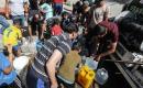 فلسطينيون نازحون ينتظرون دورهم للحصول على مياه من شاحنة توزيع متنقلة في مخيم البريج وسط قطاع غزة، تصوير: معز صالحي