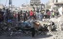 فلسطينيون يتفقدون الأضرار التي لحقت بمنازلهم عقب غارة جوية إسرائيلية استهدفت منزل عائلة درويش في مخيم النصيرات للاجئين وسط قطاع غزة. تصوير: حسن الجديدي