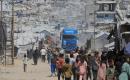 نازحون فلسطينيون يعيشون في خيام وسط الدمار في منطقة الزرقاء شرق غزة، 17 حزيران/يونيو 2026. تصوير: بلال أسامة.