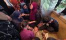 ودّع المشيّعون جثامين خمسة فلسطينيين، بينهم طفل، في مجمع ناصر الطبي بخان يونس، جنوب قطاع غزة، في 7 يونيو/حزيران 2026. ووفقًا لمصادر محلية، قُتل الضحايا وأُصيب آخرون في غارة إسرائيلية استهدفت نقطة مراقبة تابعة للشرطة غرب خان يونس. (صورة: طارق محمد)